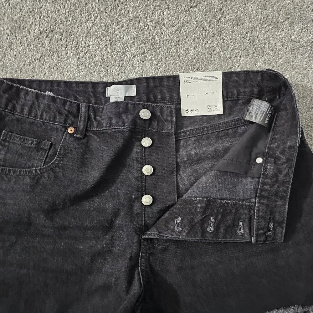 H&M ~ black ~ DENIM SHORTS ~ cotton ~ FRINGED HEM - Picture 4 of 9